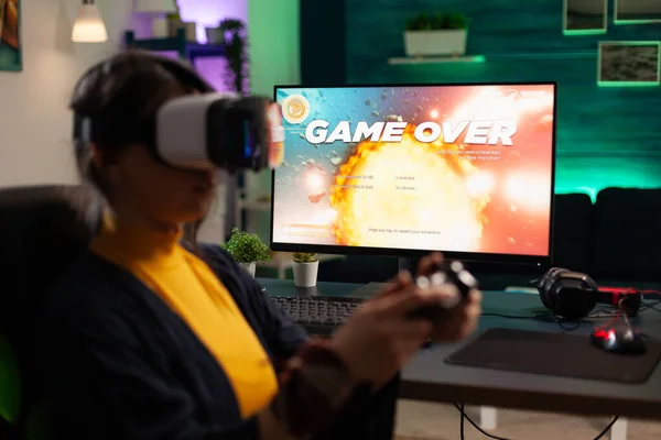 Volwassen met vr bril verliezen van video games op monitor — Stockfoto
