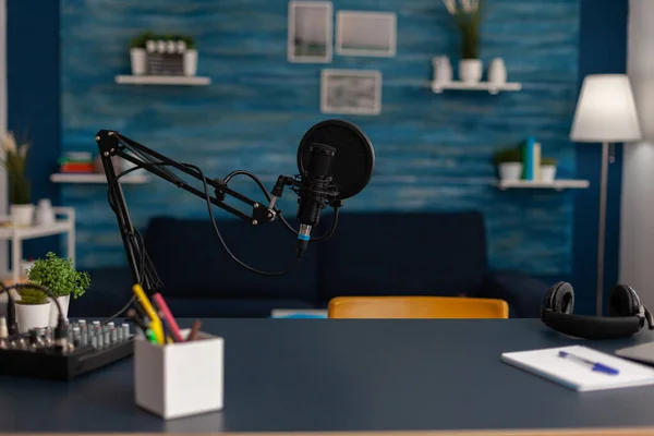 Lege home recording studio met podcast apparatuur — Stockfoto