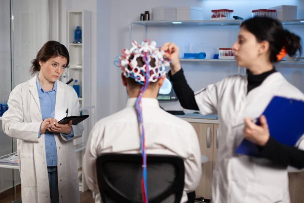 神经科实验室的活动扫描用耳机的病人 — 图库照片