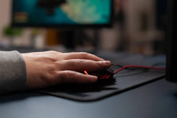 Close up of gamer holding mouse on mousepad — Fotografia de Stock