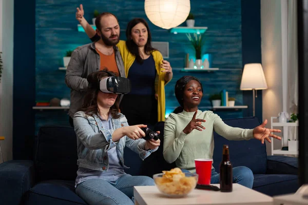 Hráč žena na sobě virtuální realita sluchátka držení herní ovladač hraní videoher — Stock fotografie