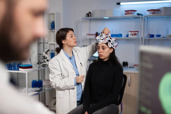 Neurólogo investigador médico ajuste eeg escáner en la cabeza del paciente — Foto de Stock