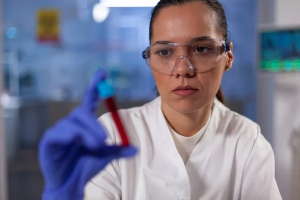 Specialista ricercatrice donna in possesso vacutainer con sangue infetto — Foto Stock
