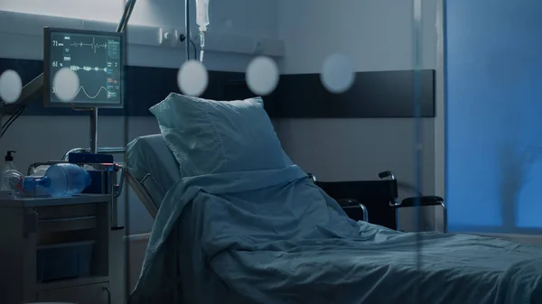 救急用に設計された病棟の空のベッド — ストック写真