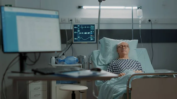 Enfermo paciente en la sala de hospital recibiendo tratamiento de curación — Foto de Stock