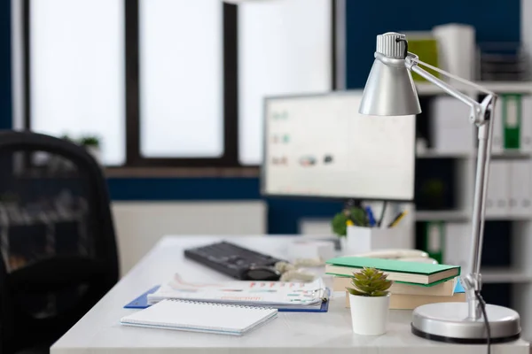 Närbild av lampan på vitt skrivbord i tomma moderna kontorshotell. — Stockfoto