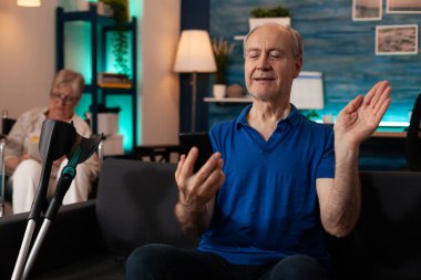 Kafkas ihtiyarı akıllı telefonuyla video konferansı yapıyor.