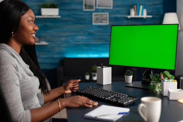 Empreendedor usando tela verde horizontal no computador — Fotografia de Stock