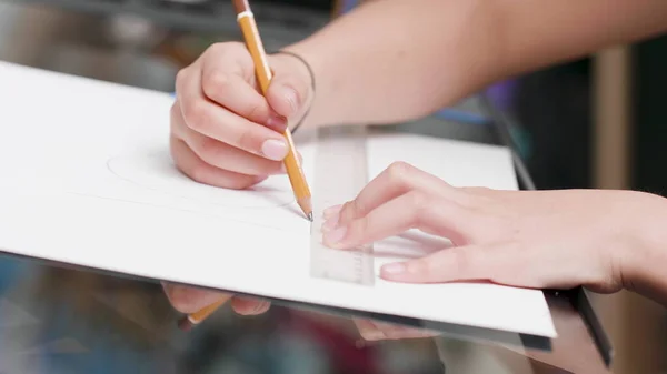Κοντινό πλάνο του νεαρού δημιουργικού καλλιτέχνη χέρι σκίτσο σε χαρτί χρησιμοποιώντας μολύβι γραφικών — Φωτογραφία Αρχείου
