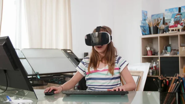 Retrato de un niño jugador con auriculares de realidad virtual jugando videojuegos shoother espacio — Foto de Stock