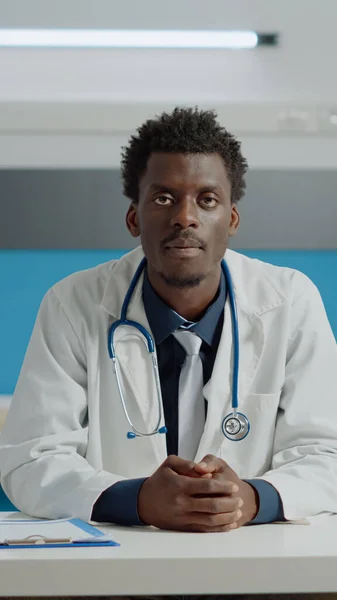 Jonge dokter in gesprek op videogesprek met patiënt — Stockfoto