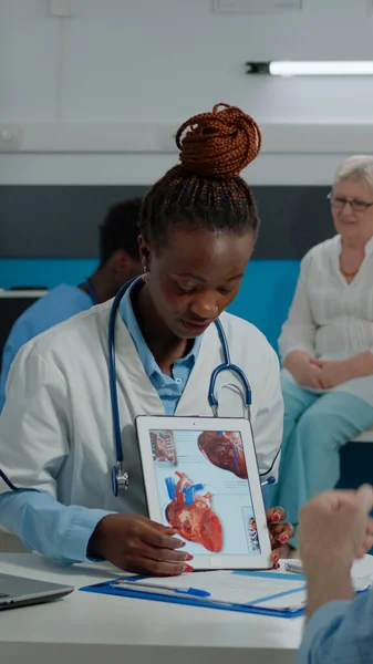 Donna con professione di medico che tiene tablet moderno — Foto Stock