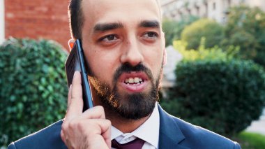 Girişimci portresi ofis binasının önünde duruyor.