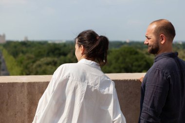 Evli çift, evlilik yıldönümünü çatı terasında geçiriyor.