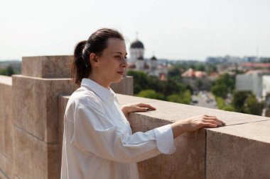 Beyaz kadın turist Skyline Tower 'dan panoramik manzaraya bakıyor.