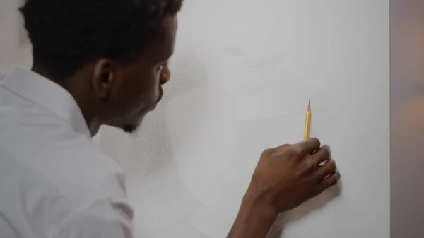 Afrikanischer Künstler zeichnet Vase mit Bleistift — Stockfoto