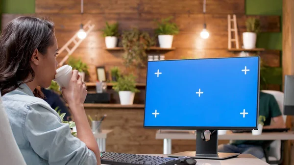 Businesswoman looking at mock up green screen chroma key computer with isolated display — Foto Stock
