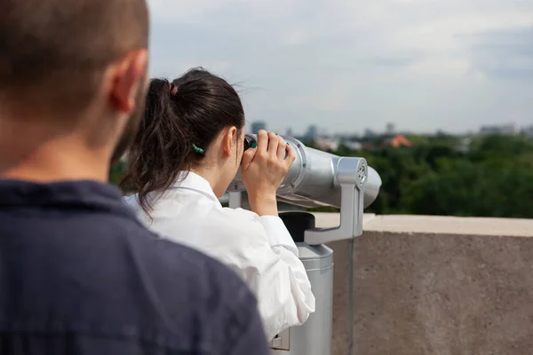 Coppia di turisti che godono di romantica vista panoramica della città metropolitana — Foto Stock