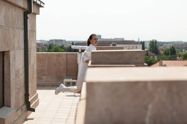 Kaukasisk kvinnlig turist stående på byggnad terrass — Stockfoto