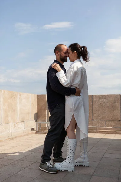 Happy romantique profiter des vacances d'été debout sur la terrasse de la tour — Photo