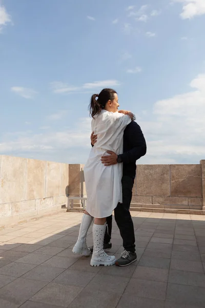 Feliz pareja casada pasando la relación aniversario en la terraza de la torre —  Fotos de Stock