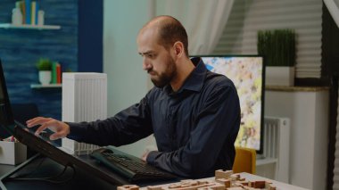 Dokunmatik ekran bilgisayarı üzerinde çalışan adam mimar