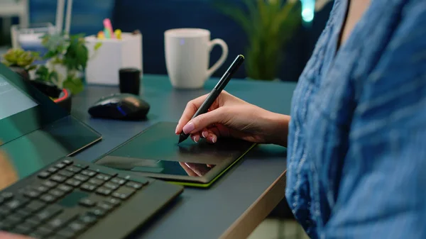 Close-up van de hand vasthouden stylus op grafische tablet — Stockfoto