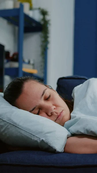 Közelkép a nő a betegség alszik takaróban kanapén — Stock Fotó
