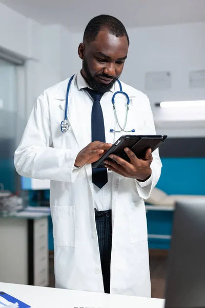Medico terapista afroamericano che analizza la prescrizione di farmaci utilizzando tablet — Foto Stock
