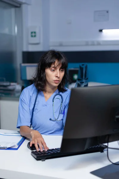 Lékařská asistentka drží rentgen k vyšetření — Stock fotografie