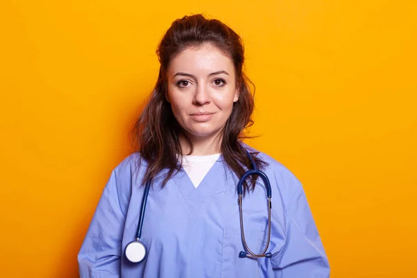 Retrato de asistente médico con uniforme y estetoscopio — Foto de Stock