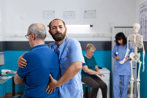 Chiropraticien traitant les blessures de la colonne vertébrale et les maux de dos du vieil homme — Photo