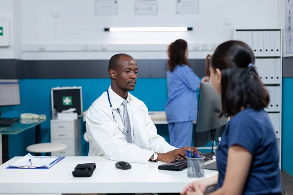 African american pediatrician doctor discussing disease diagnostic with patient — Stock Photo, Image