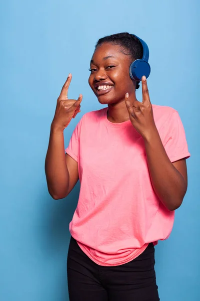 Портрет афроамериканського смішного підлітка з навушниками, насолоджуючись рок-музикою — стокове фото