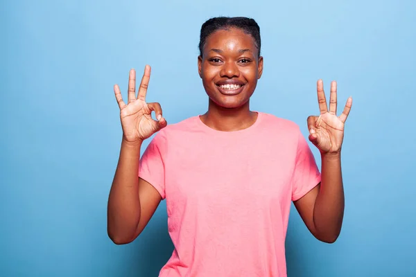 Portrait of positive cheerful african american young woman smiling at camera — 图库照片