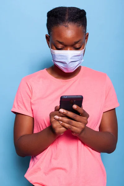 코로나 바이러스에 대항하여 의료용 마스크를 쓴 아프리카 계 미국인 학생 — 스톡 사진