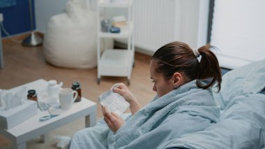 Hasta yetişkin kağıt üzerinde tıbbi bilgi okuyor