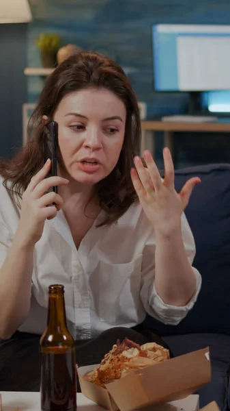 Donna infastidita che parla sullo smartphone con il capo dopo il lavoro — Foto Stock