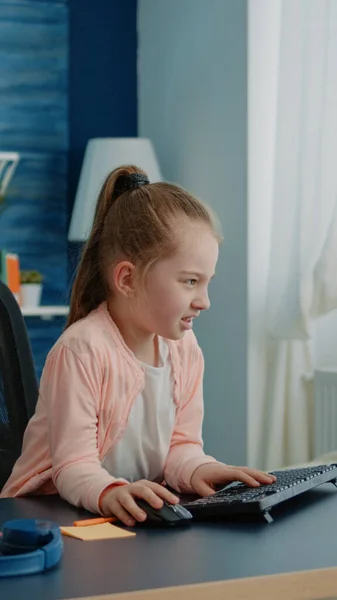 Sfrustrowane dziecko korzystające z komputera i klawiatury do pracy domowej — Zdjęcie stockowe