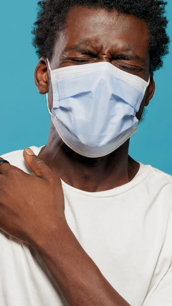 얼굴 마스크를 쓴 사람 이 코로나 바이러스 예방 접종을 받는 것을 두려워하는 사람 — 스톡 사진