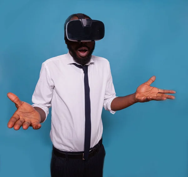 Ritratto di uomo sorpreso che indossa occhiali di realtà virtuale con esperienza futuristica — Foto Stock
