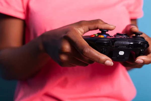 Close-up van Afrikaanse Amerikaanse jonge vrouw met gaming joystick — Stockfoto