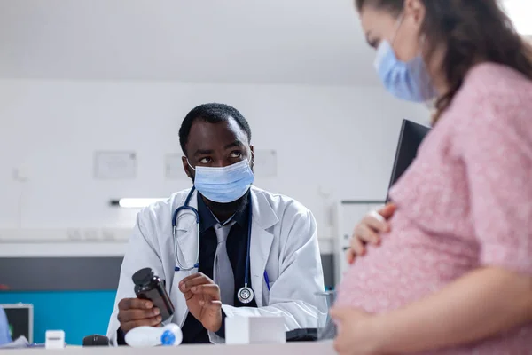 Practitioner doing consultation with pregnant patient — Zdjęcie stockowe