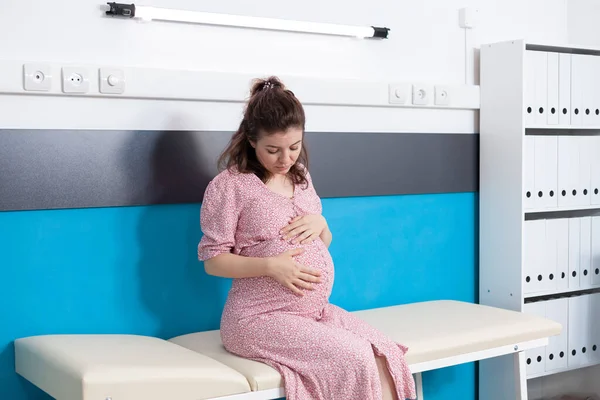 Portrait of woman with belly bump expecting child — Fotografia de Stock