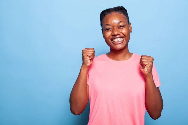 Портрет щасливої збудженої афроамериканської молодої жінки, яка посміхається на камеру — стокове фото