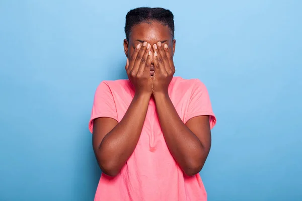 공포에 질린 내향적 인 아프리카 계 미국인젊은 여성의 사진그녀의 손으로 얼굴을 가리고 — 스톡 사진
