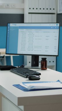 Dolabında belge ve bilgisayar olan kimse yok.