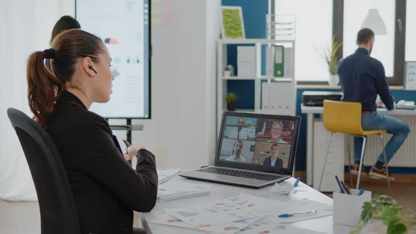 Bizneswoman za pomocą połączenia wideo na spotkanie biznesowe — Zdjęcie stockowe