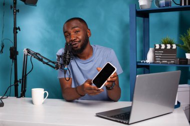 Dijital teknoloji sosyal medya kanalı yorumcusu siyah ekran mokasen smatfon özelliklerini sunar