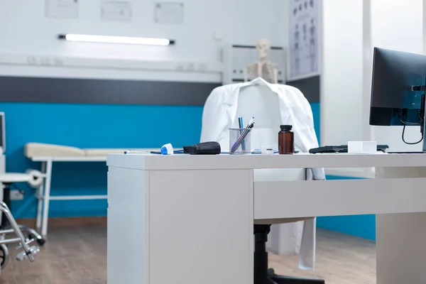 Empty medical doctor office with nobody in it ready for illness consultation — Stockfoto